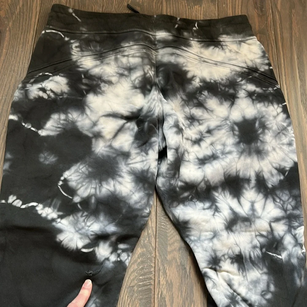 Lululemon scuba jogger - *does have hole* - Picture 3 of 6